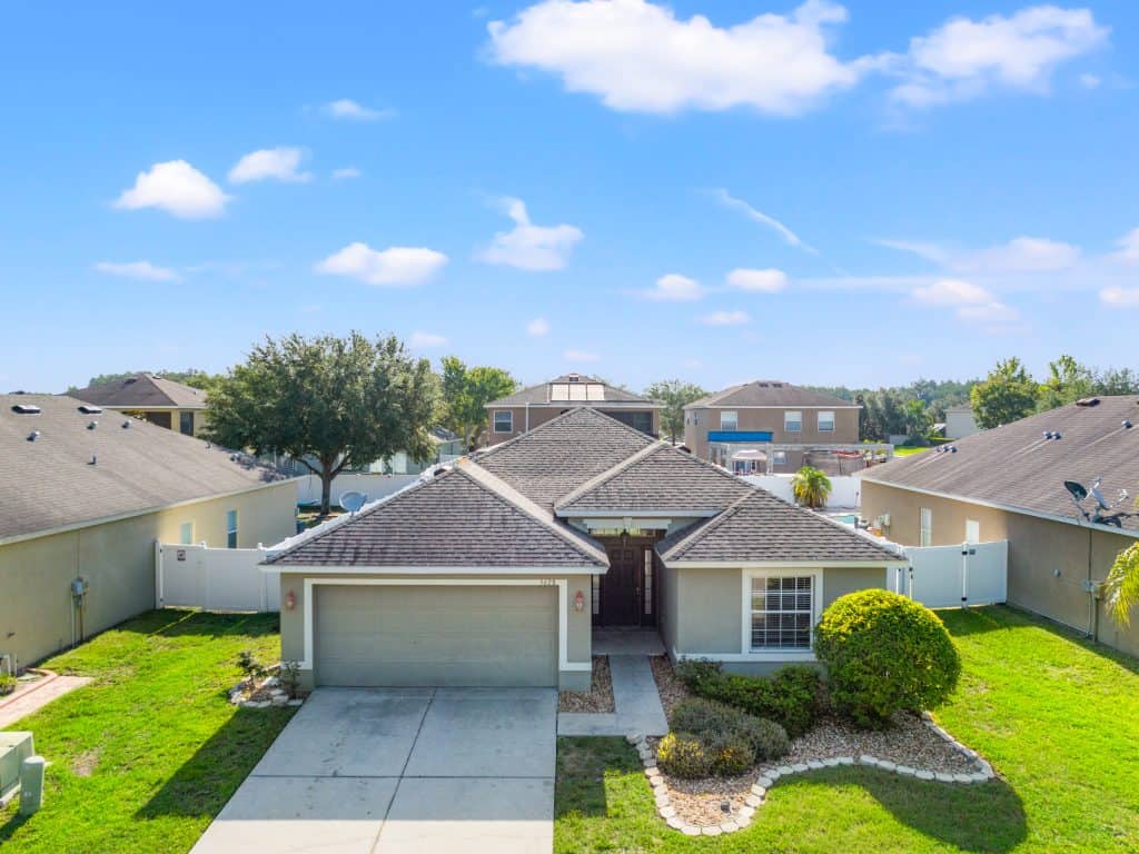 Modern family home with a well-maintained yard in Tampa in a suburban neighborhood.