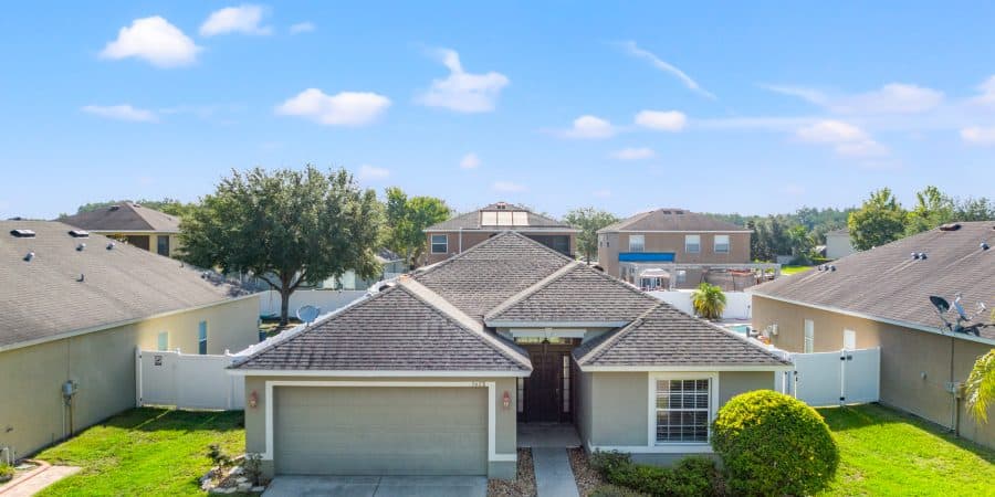 Modern family home with a well-maintained yard in Tampa in a suburban neighborhood.