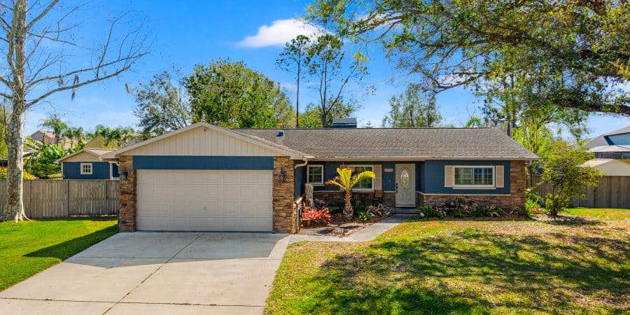 Beautiful suburban house with a manicured lawn and vibrant landscaping, perfect for families in Tampa.
