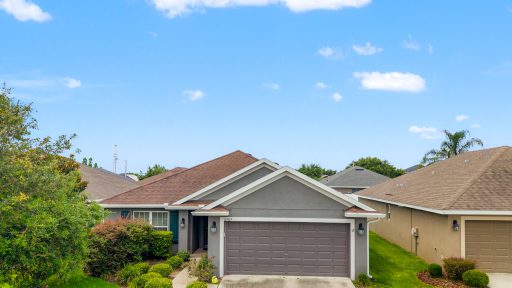 Bright modern single-family home in Tampa, Florida with a well-manicured lawn and charming landscaping.