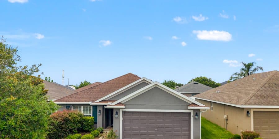 Bright modern single-family home in Tampa, Florida with a well-manicured lawn and charming landscaping.